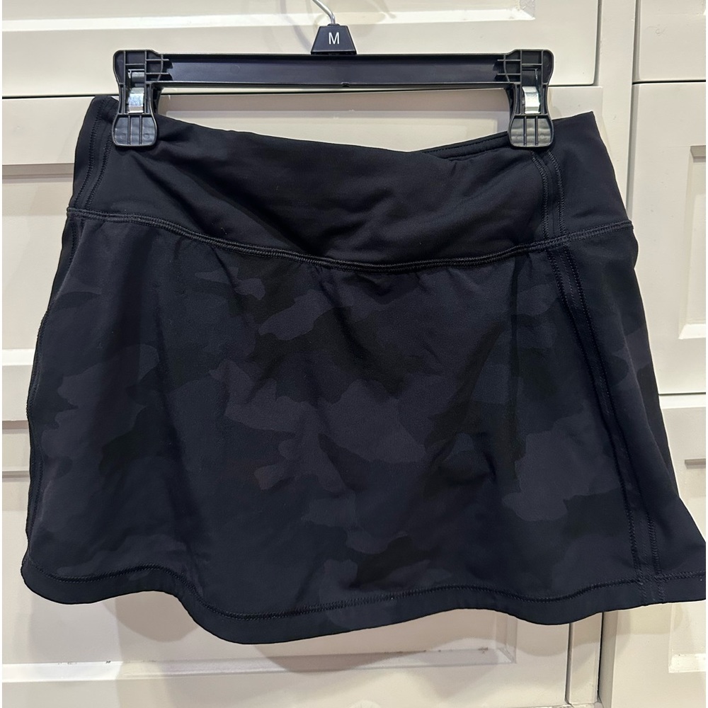 Lululemon pace rival mid skirt/camo black/ size 2/ 12 inch